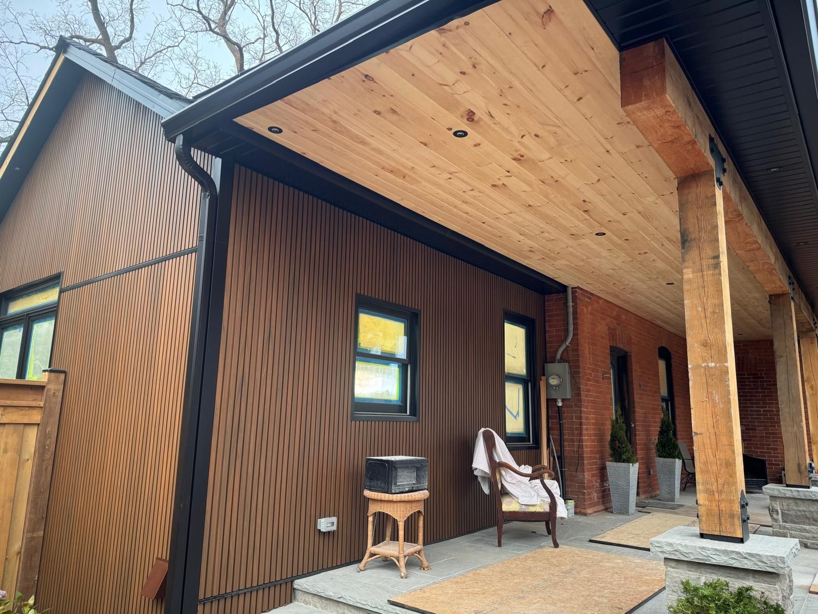 Façade arrière en bardage Oak avec auvent