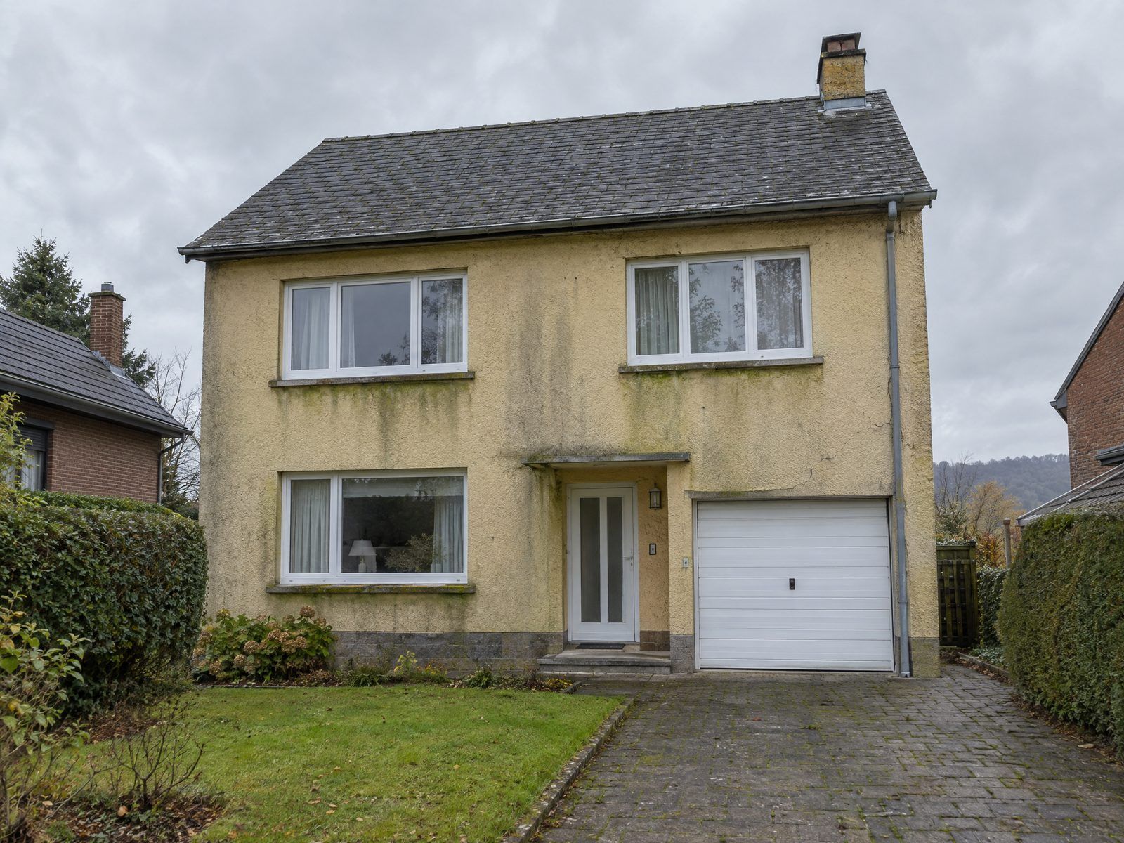 Maison en crépi abîmé, avant la rénovation
