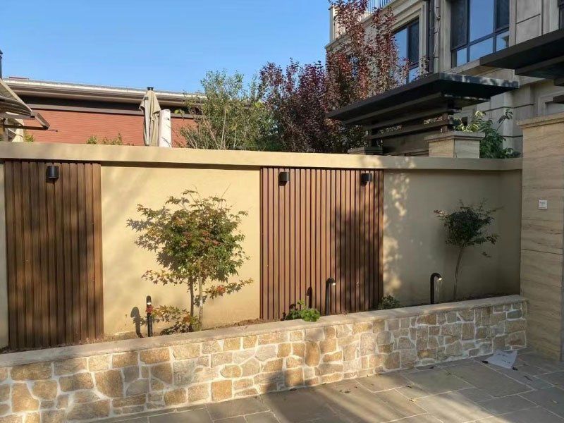 Muret de jardin habillé de lames ton bois