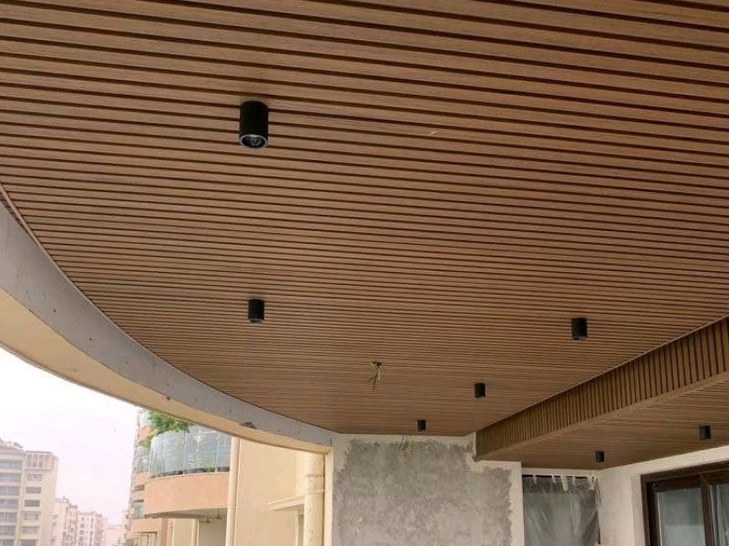 Sous-face de balcon en lames ton bois